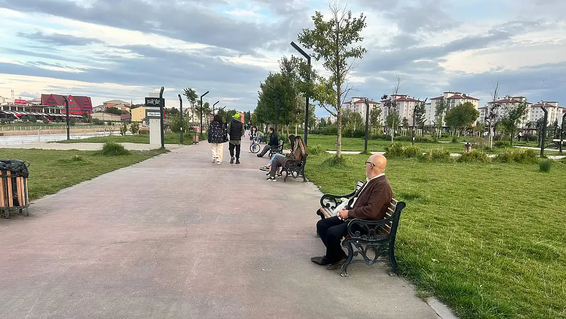 Ağrı Millet Bahçesi Sonbaharda Vatandaşların Uğrak Mekânı