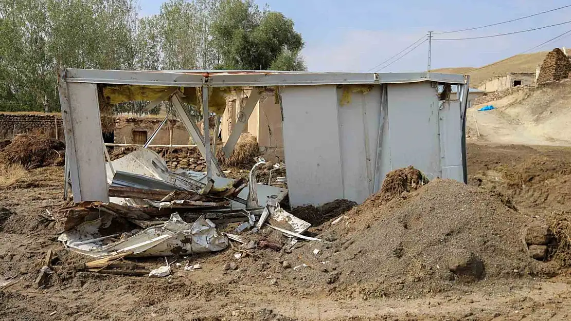 Van'da selin sürüklediği konteynerden canını zor kurtardı