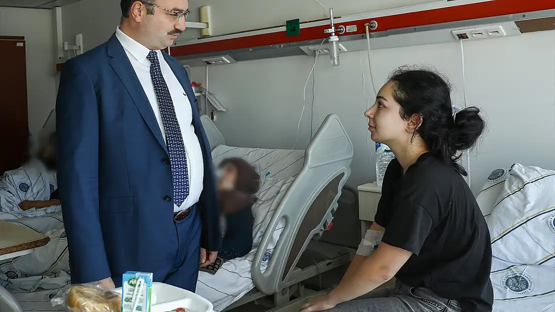 Erzurum'daki kazada anne ve babasını kaybeden öğreniciyi Rektör Hacımüftüoğlu, ziyaret etti