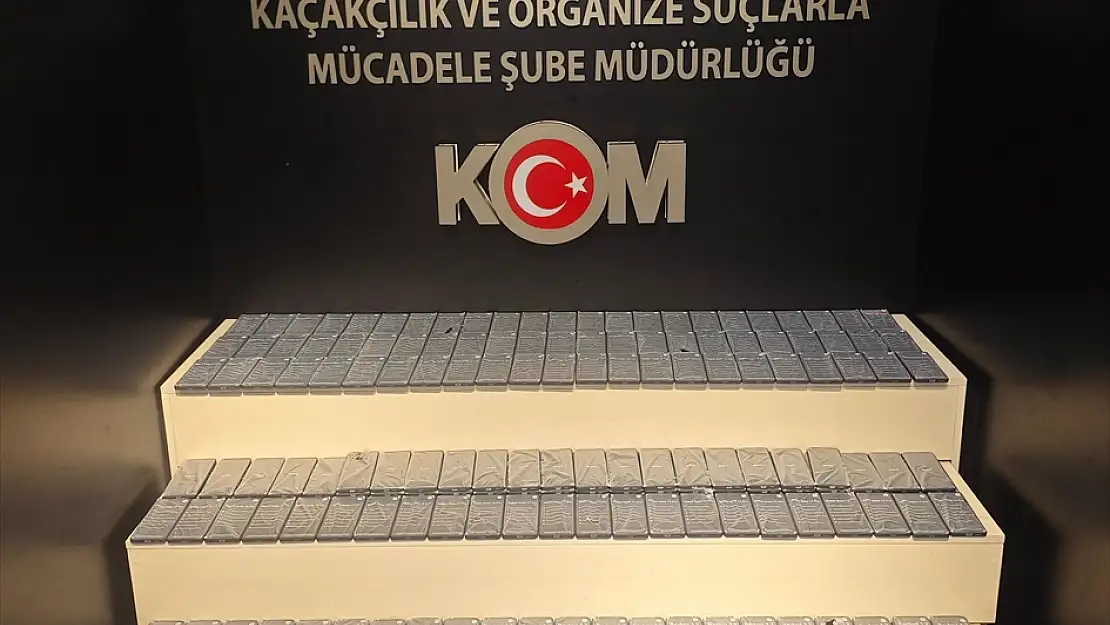 Van'da durdurulan minibüste kaçak cep telefonları ele geçirildi