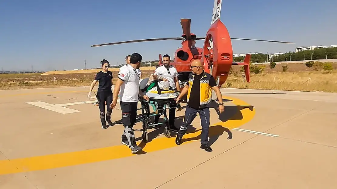 Diyarbakır'da kafasına demir düşen yaşlı kadın ambulans helikopterle hastaneye ulaştırıldı