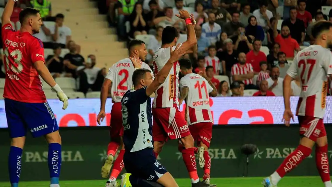 Fenerbahçe ile Antalyaspor Devre Arasına 0-0 Eşitlikle Girdi