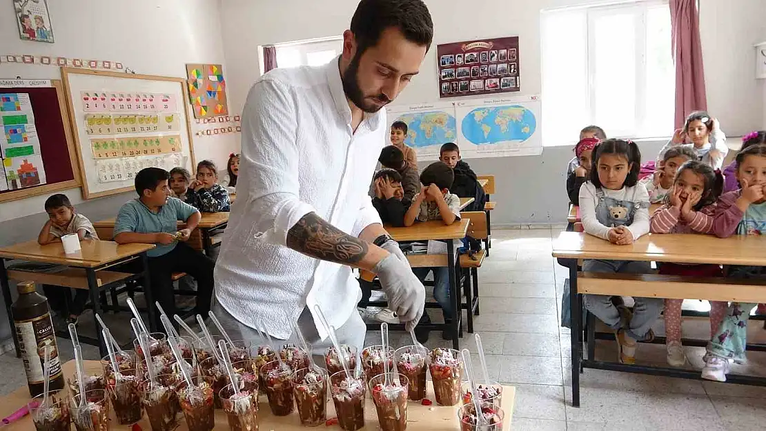 Van'da köy köy dolaşarak çocukları tatlı ile buluşturuyor