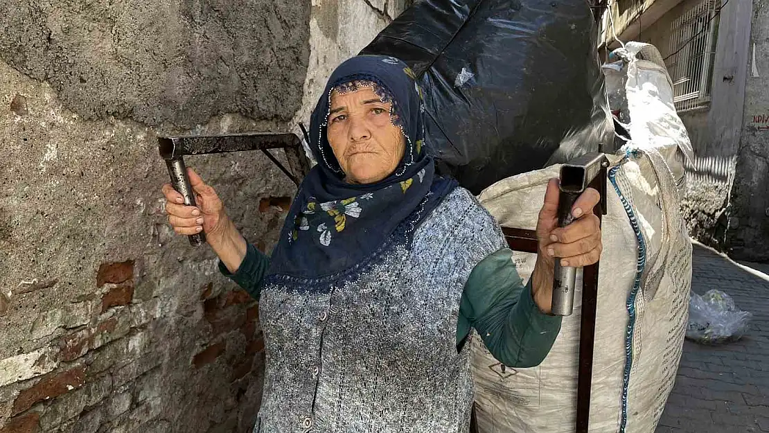 Diyarbakır'da yaşlı kadın, çöp toplayarak geçimini sağlıyor