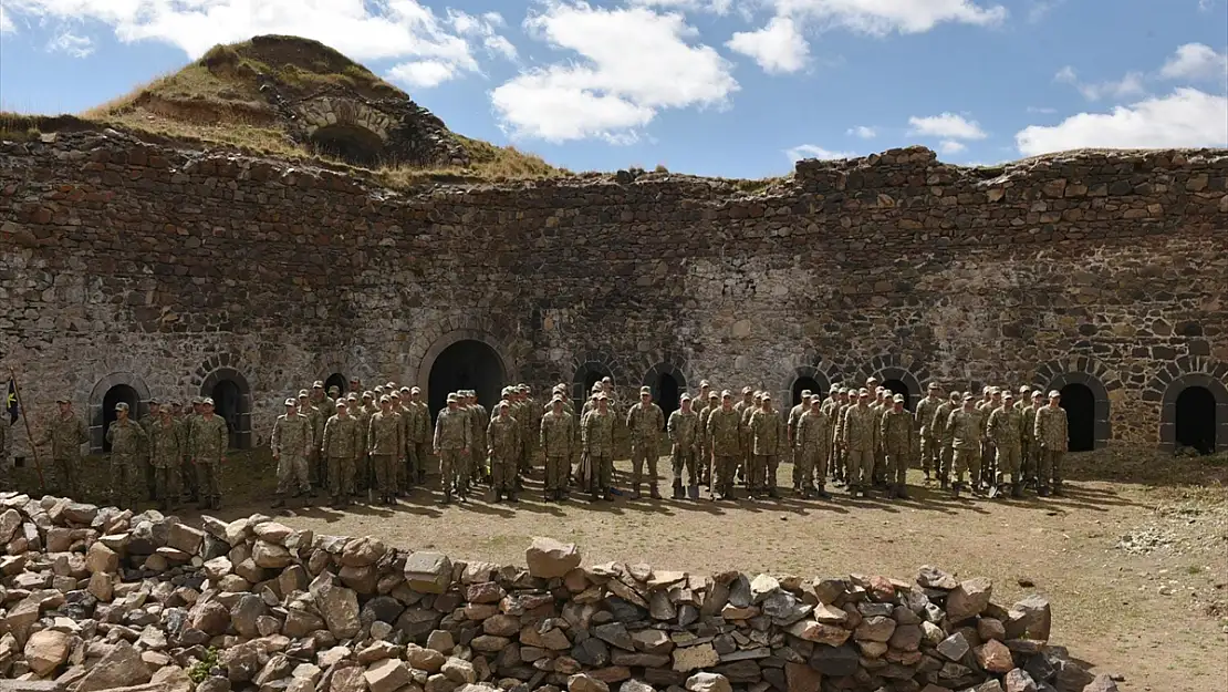 Erzurum'da Mehmetçikten tabya temizliği