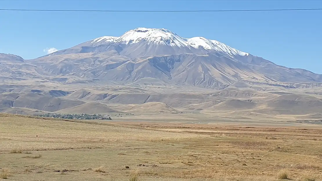 Süphan Dağı'nın zirvesi beyaza büründü