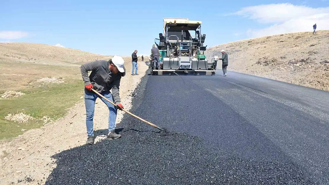 Muş'ta yollar asfaltlanıyor