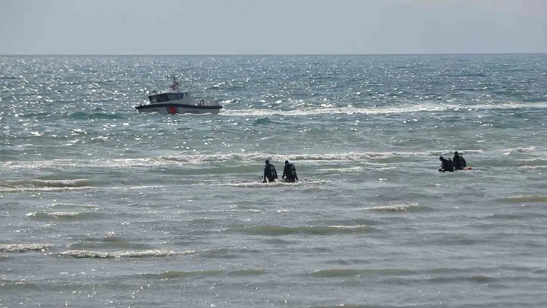 Van Gölü'ne dalıp Rojin'i aradılar