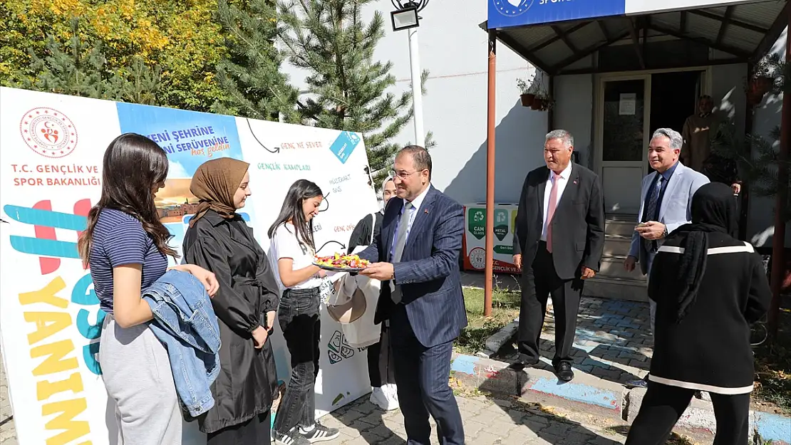 Ağrı'ya gelen öğrencilere çikolatalı, çiçekli karşılama