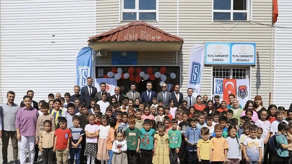 Bitlis'te yükümlüler okulun tadilatını yaptılar