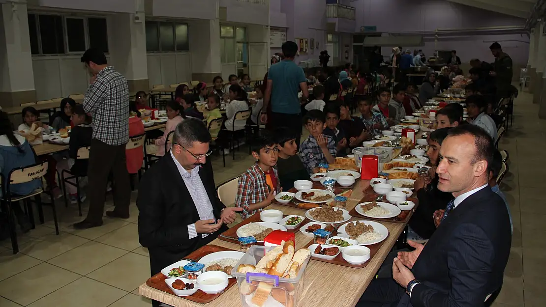 Ağrı Milli Eğitim Müdürü Tekin, öğrencilerle birlikte iftarını açtı