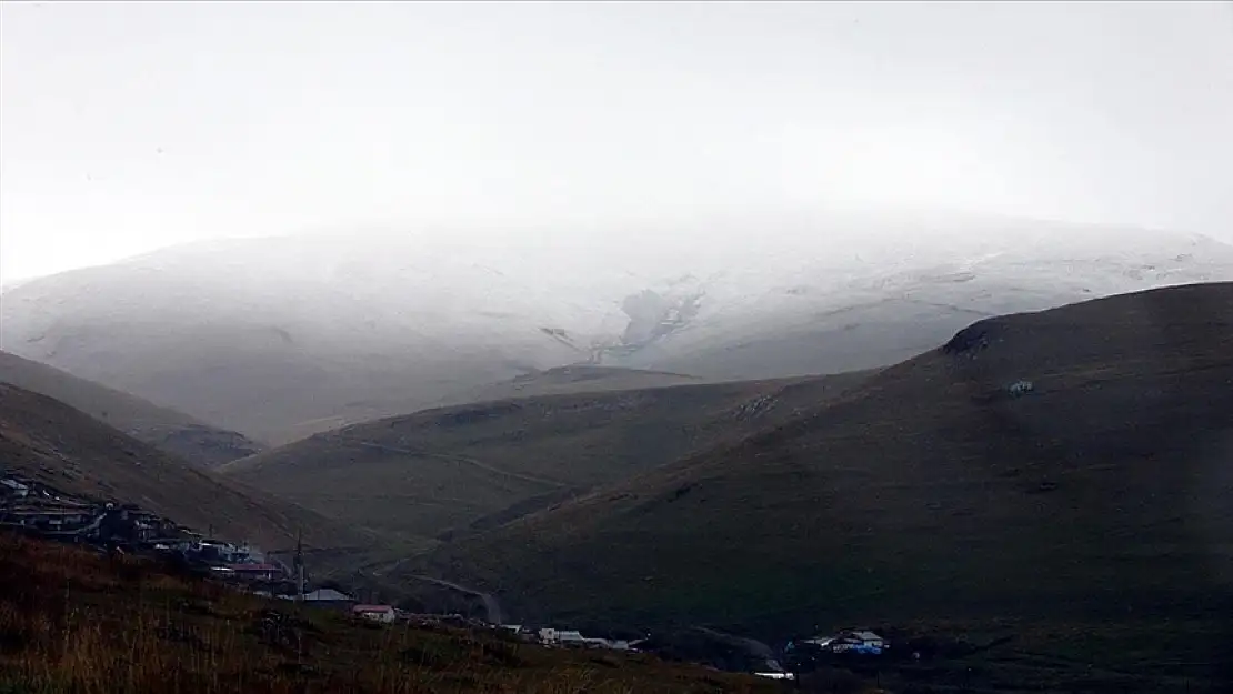 Ardahan'a mevsimin ilk karı düştü