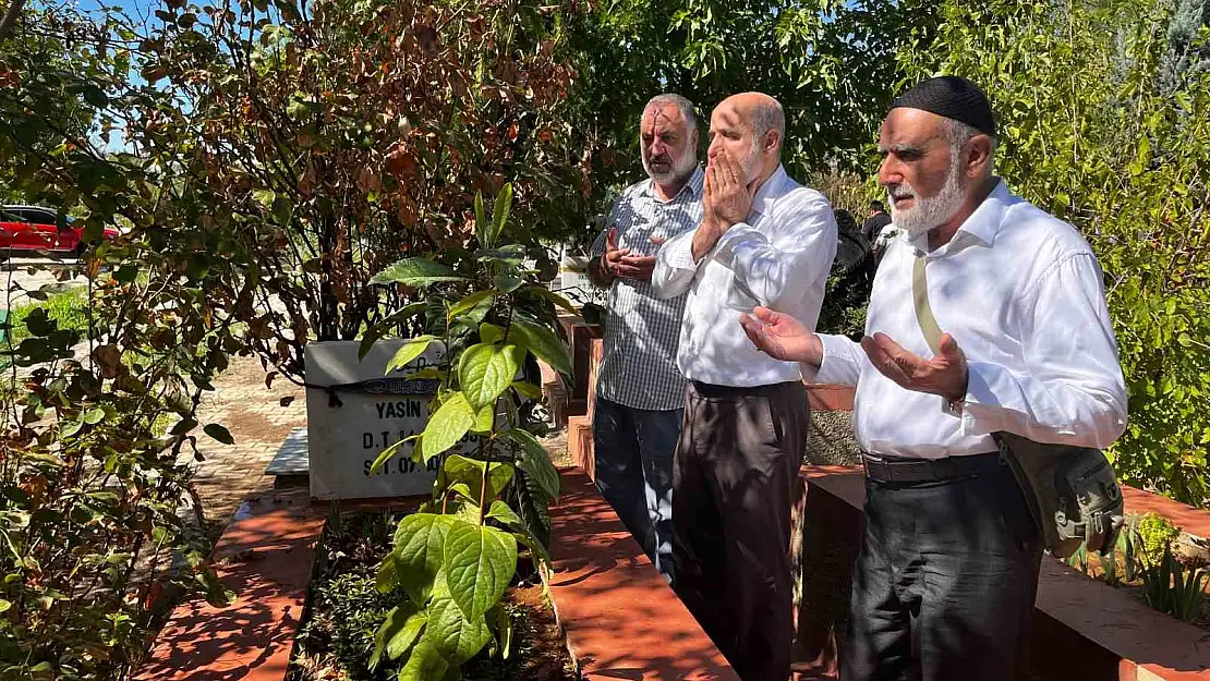 Diyarbakır'da Yasin Börü ve arkadaşları mezarları başında anıldı