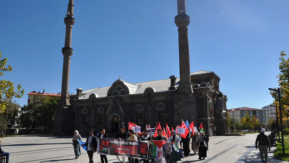 Kars'ta sağlık çalışanları 47 haftadır sessiz yürüyüşte