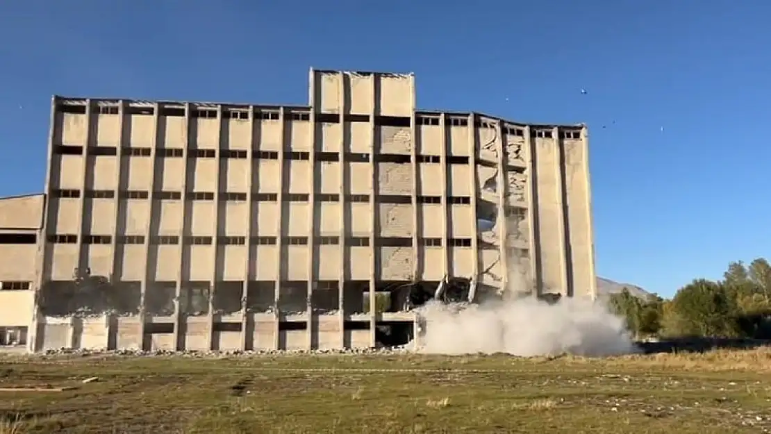 Bitlis'te Ruhsatsız Un Fabrikasının Yıkım İşlemi Başlatıldı