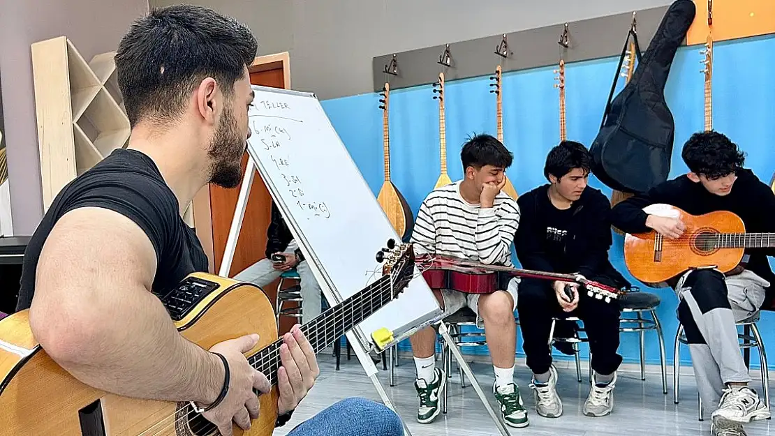 Ağrı Gençlik Merkezi'ndeki Ücretsiz Gitar Kursuna Yoğun İlgi