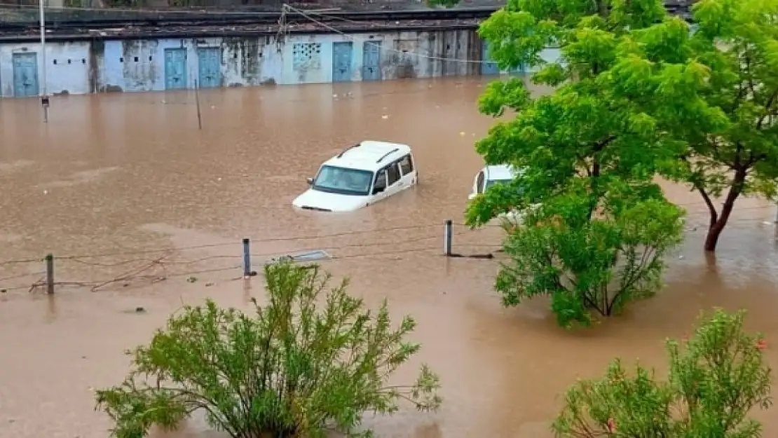 Hindistan Sel ve Toprak Kaymasıyla Mücadele Ediyor