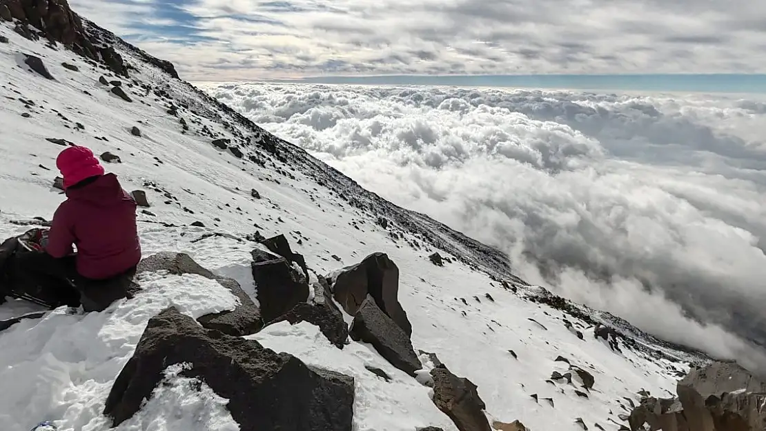 Ağrı Dağı'na Soğuk Havada Tırmanışlar Devam Ediyor