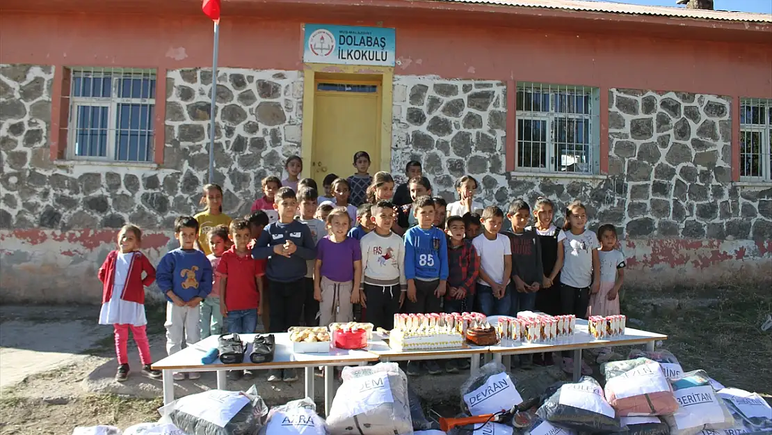 Muş'ta köy okulundaki çocuklara öğretmenlerden hediye