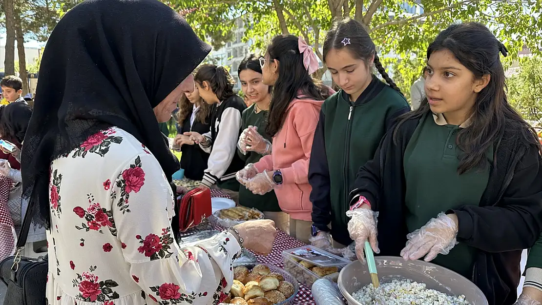 Van'da lise öğrencileri Gazze için kermes düzenledi