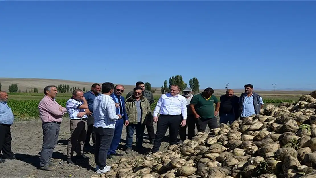 Bulanık Kaymakamı Koşansu, çiftçileri ziyaret etti