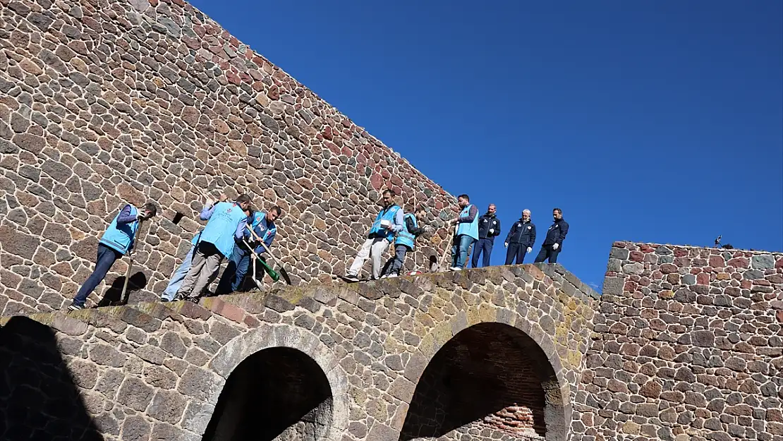 Erzurum'da din görevlileri tarihi tabyayı temizledi