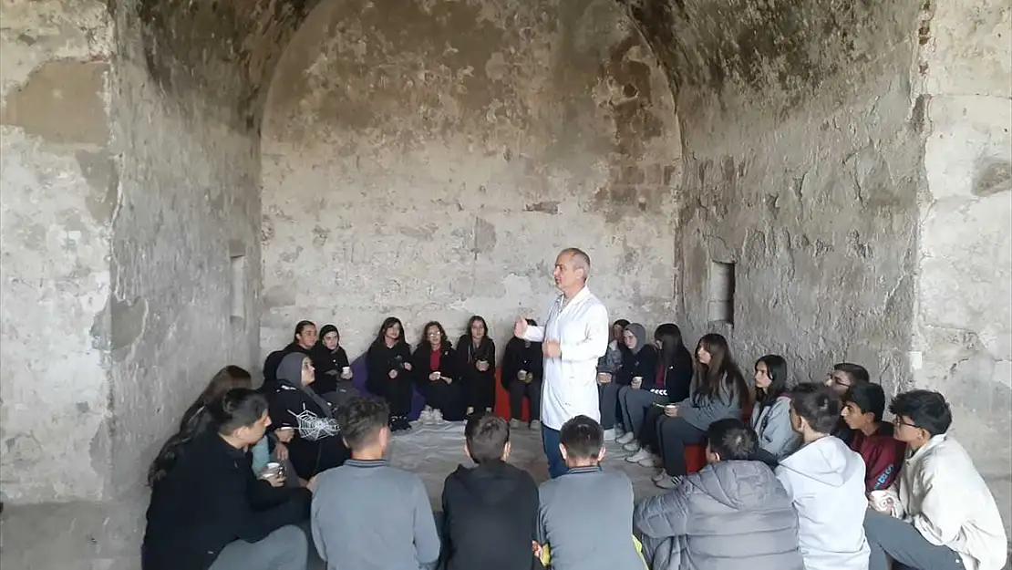 Erzurum'da lise öğrencilerine tarihi tabyada tarih dersi