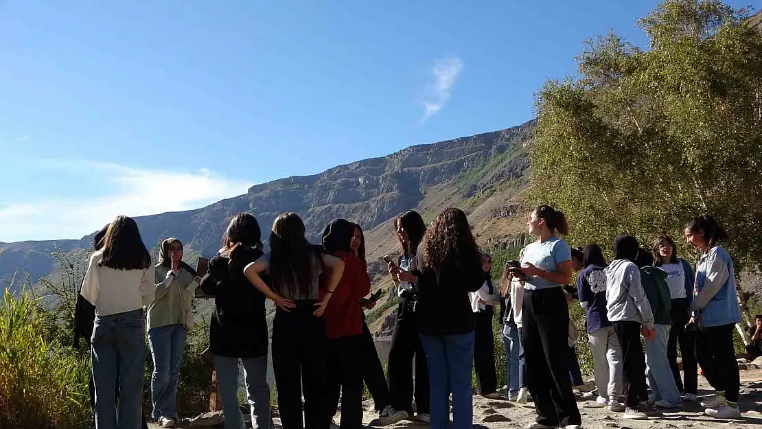 Nemrut Krater Gölü'ne ziyaretçi akınına uğruyor