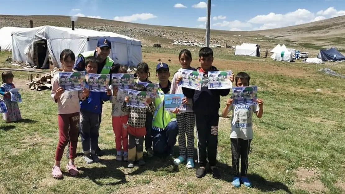 Erzurum'da Jandarma Ekipleri'nden Çocuklara Trafik Eğitimi