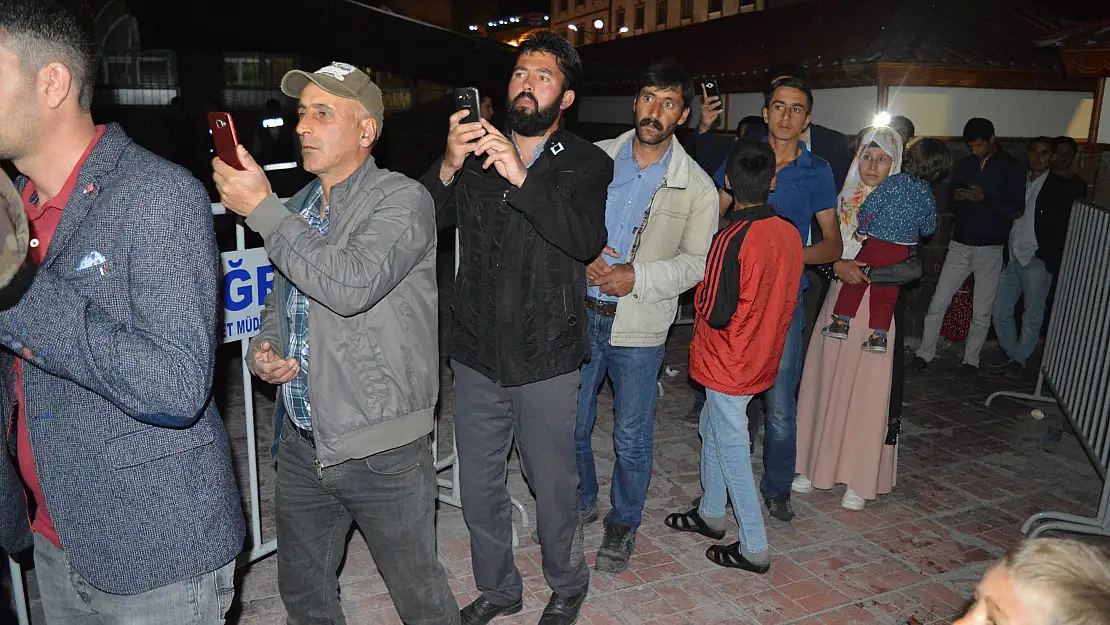 Ağrılılar Camilere Akın Etti