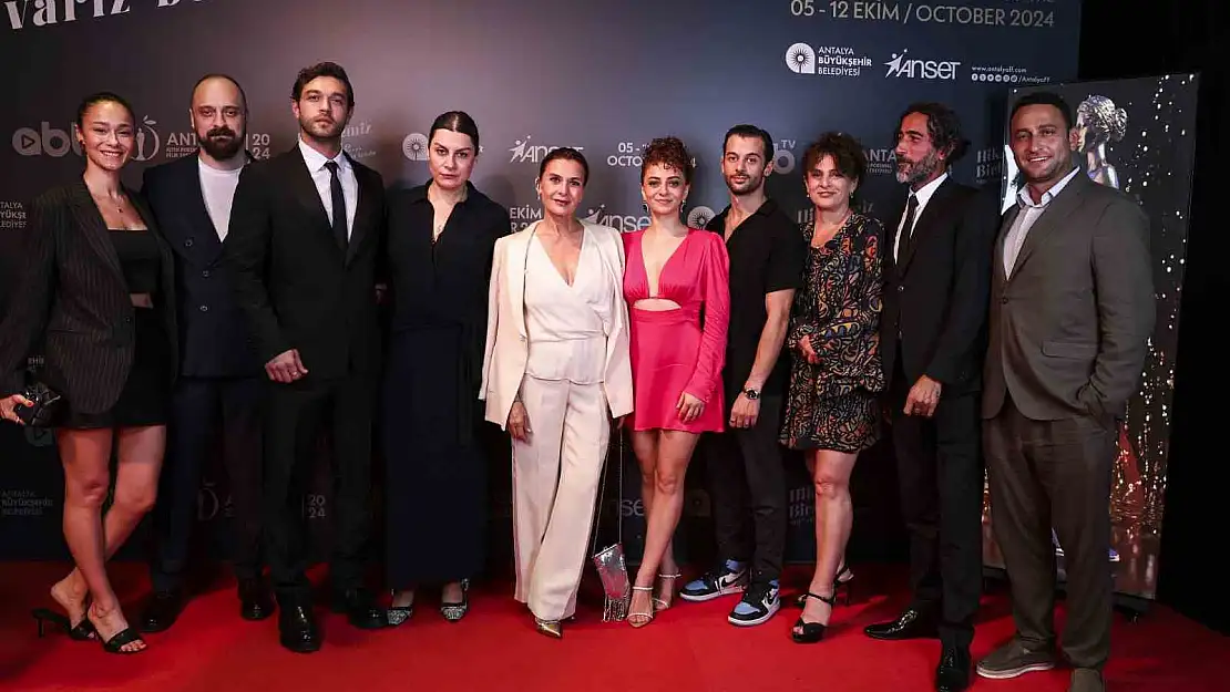 Altın Portakal Film Festivali kırmızı halı geçidinde şıklık yarışı