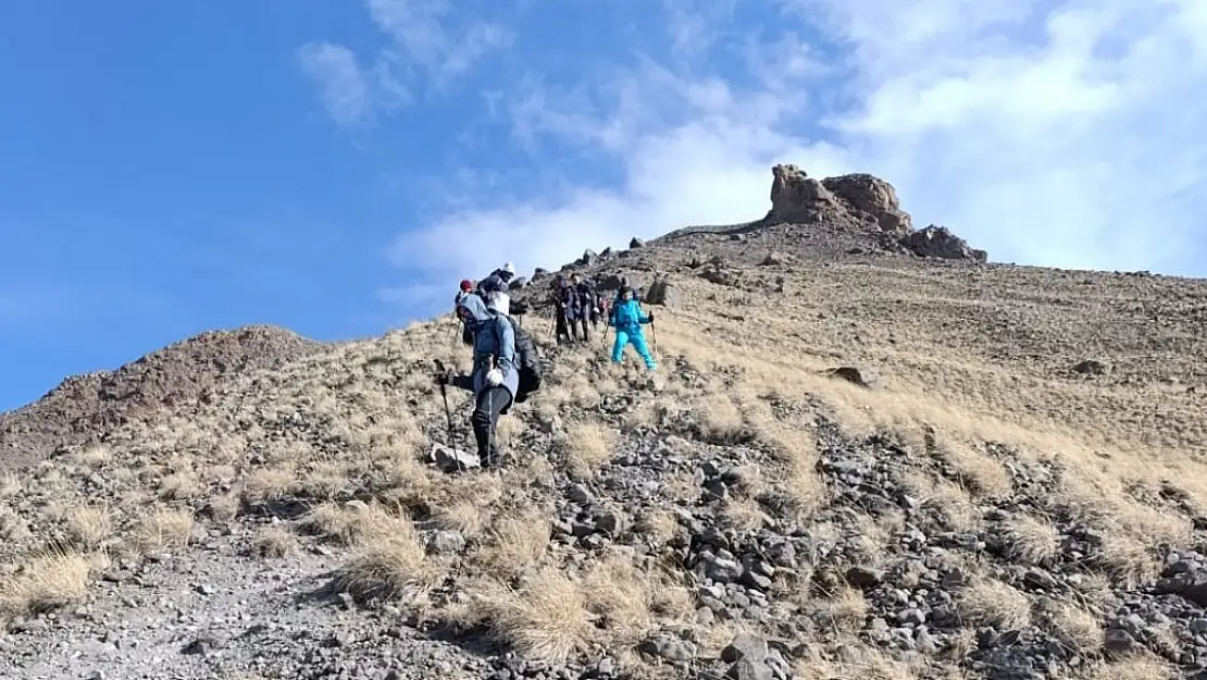 Ermeni Dağcılardan Küçük Ağrı Dağı'na Zirve Tırmanışı