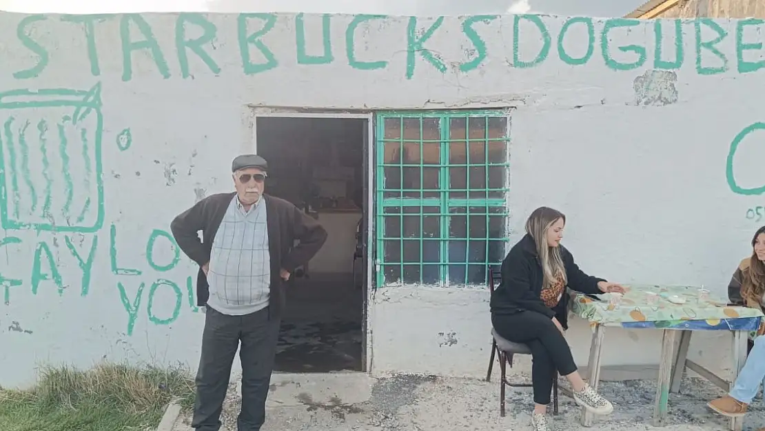 Ağrı Dağı manzaralı Starbucks'ta Çay Molası