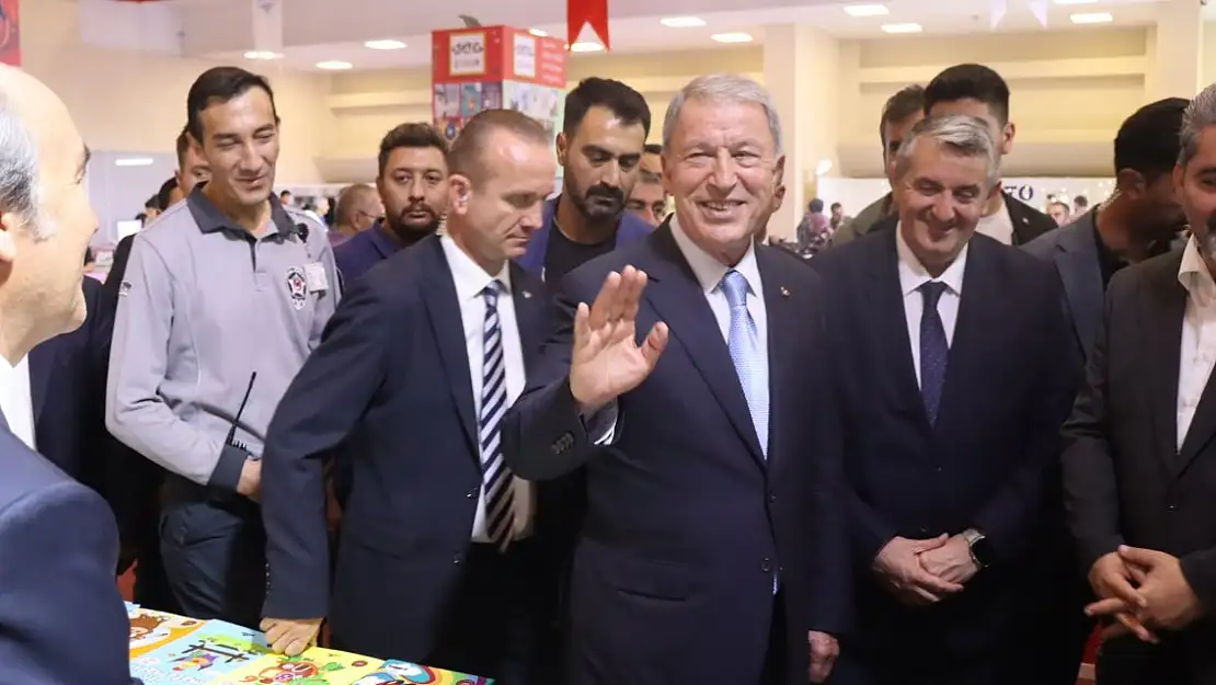 Milli Savunma Komisyonu Başkanı Hulusi Akar Kitap Fuarında Kitabını İmzaladı