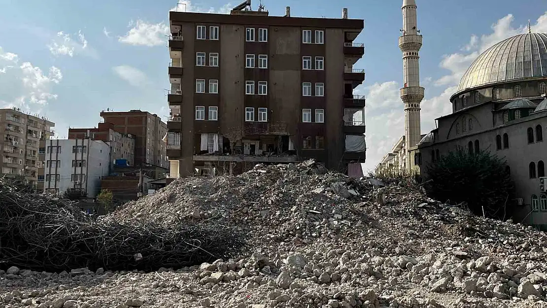 Diyarbakır'da ağır hasarlı binanın yıkımı çevreye zarar verdi