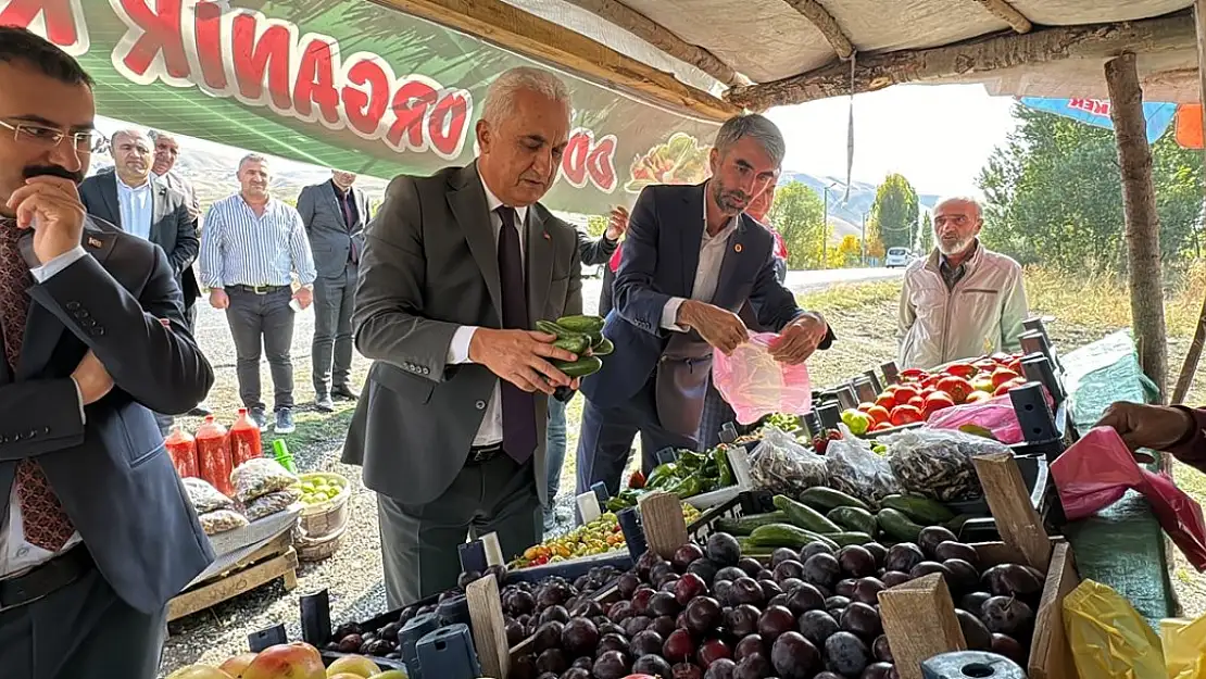 Muş Valisi Yol Üzerinde Sebze ve Meyve Satışı Yapan Esnafı Ziyaret Etti