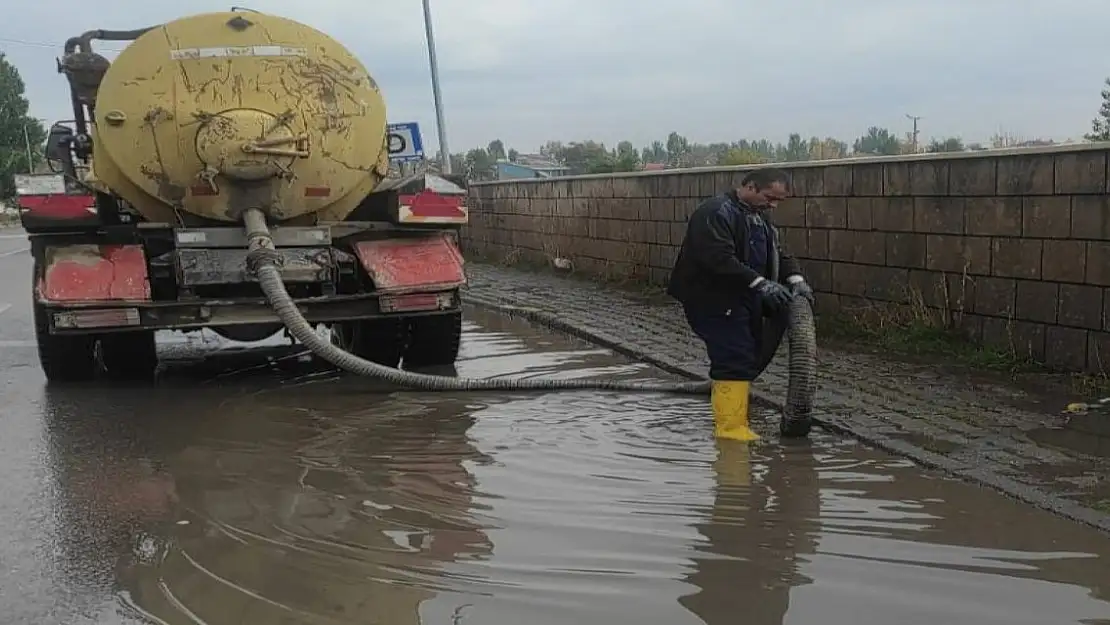 Yağışlar sonrası su dolan caddeler boşaltılıyor