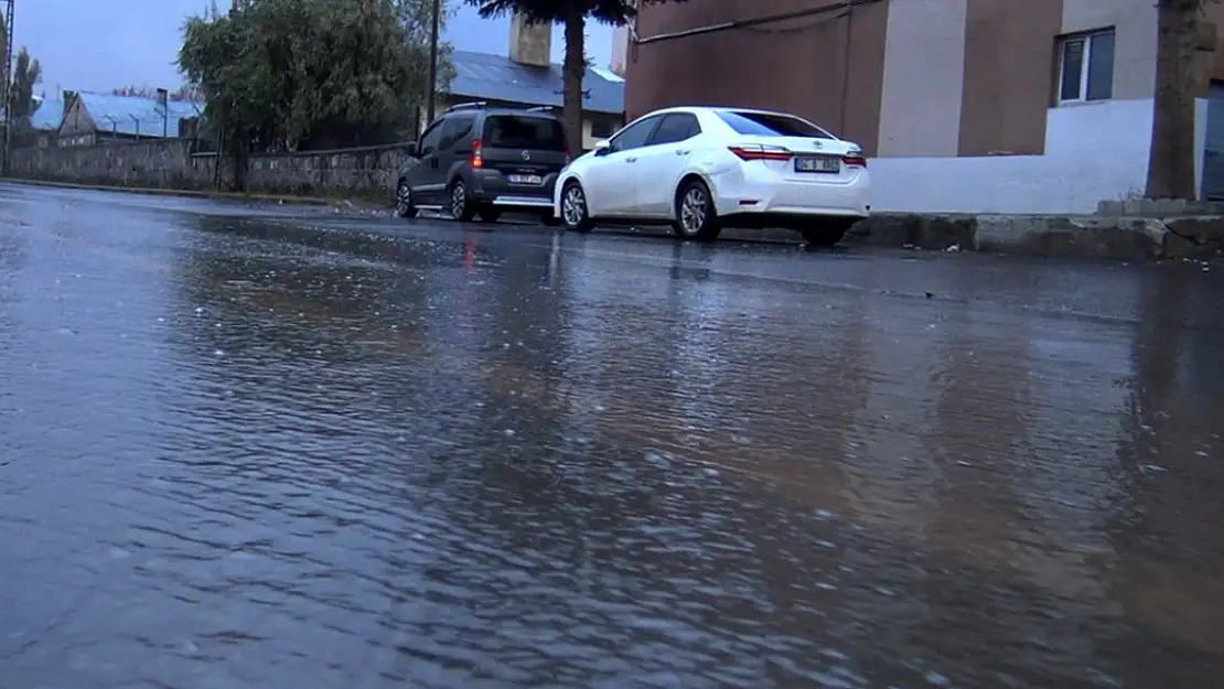 Kars'ta Sağanak Yağış Soğukları Getirdi