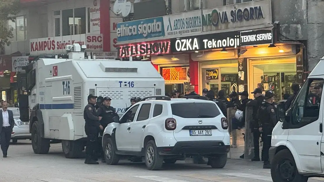 Van'da Taşlı Sopalı Kavgaya Polis Müdahalesi