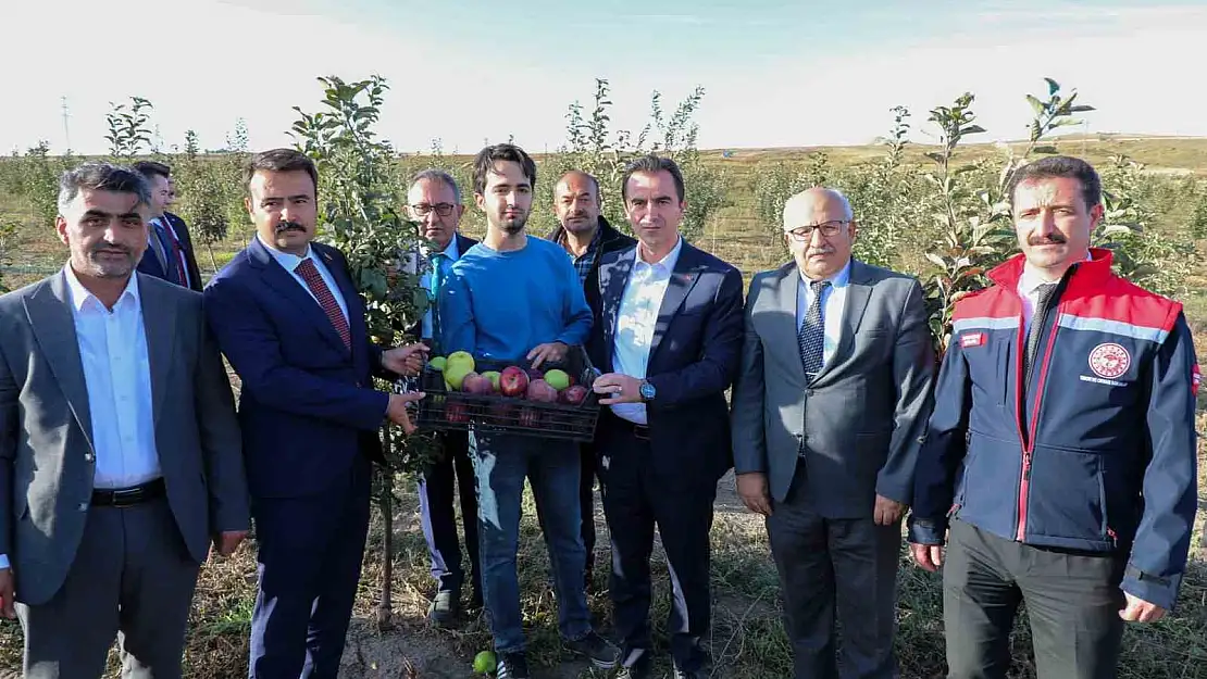 Bitlis Valisi Karakaya, elma bahçesini gezdi