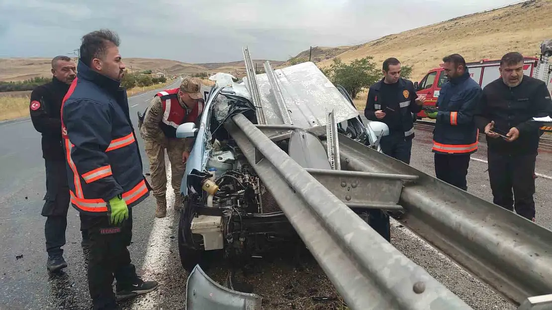 Van'da bariyere ok gibi saplanan otomobilden sağ çıktı