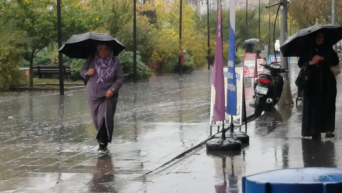 Ağrı'da Sağanak Yağış Hayatı Olumsuz Etkiledi