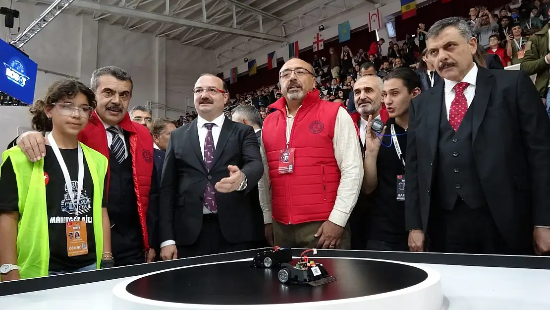 Bakan Tekin, Erzurum'da Robot Yarışması'na katılan öğrencilerle bir araya geldi