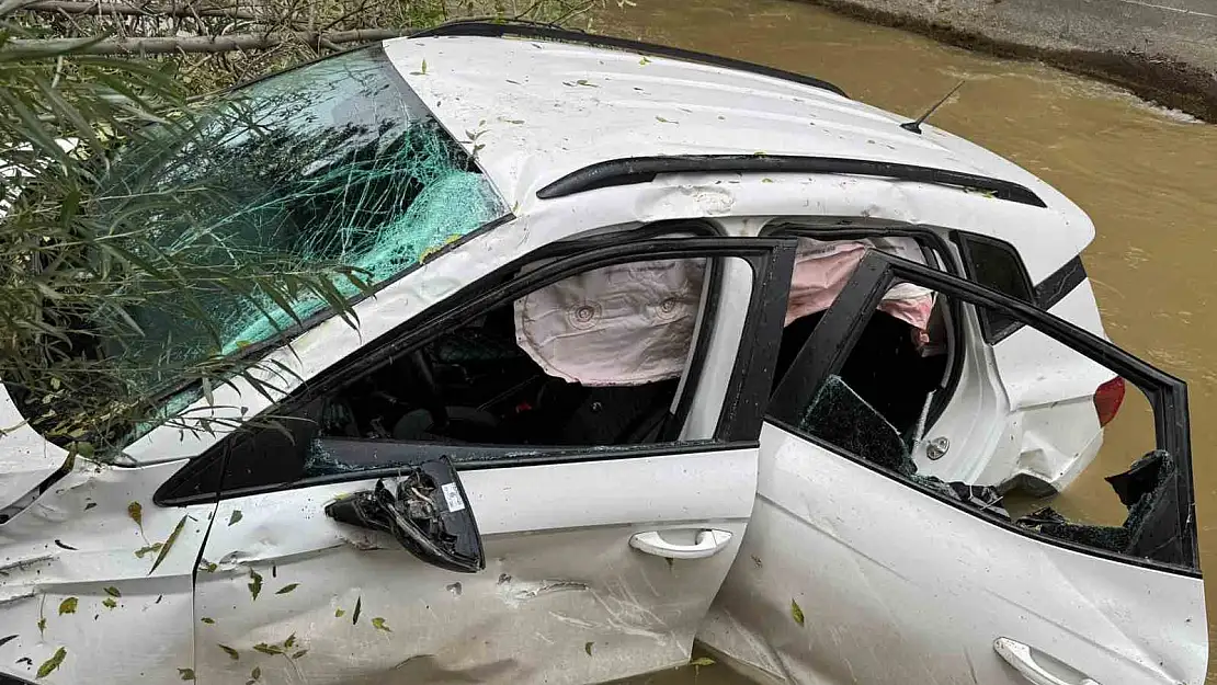 Van'da kontrolden çıkan otomobil Çatak Çayı'na uçtu