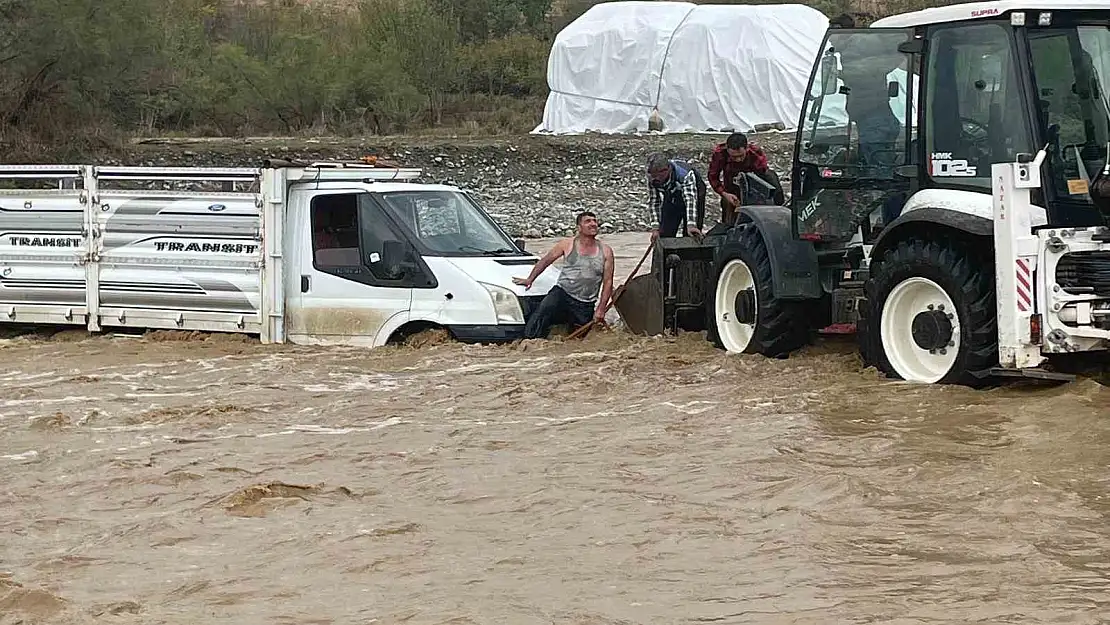 Diyarbakır'da aşırı yağışta aracında mahsur kaldı