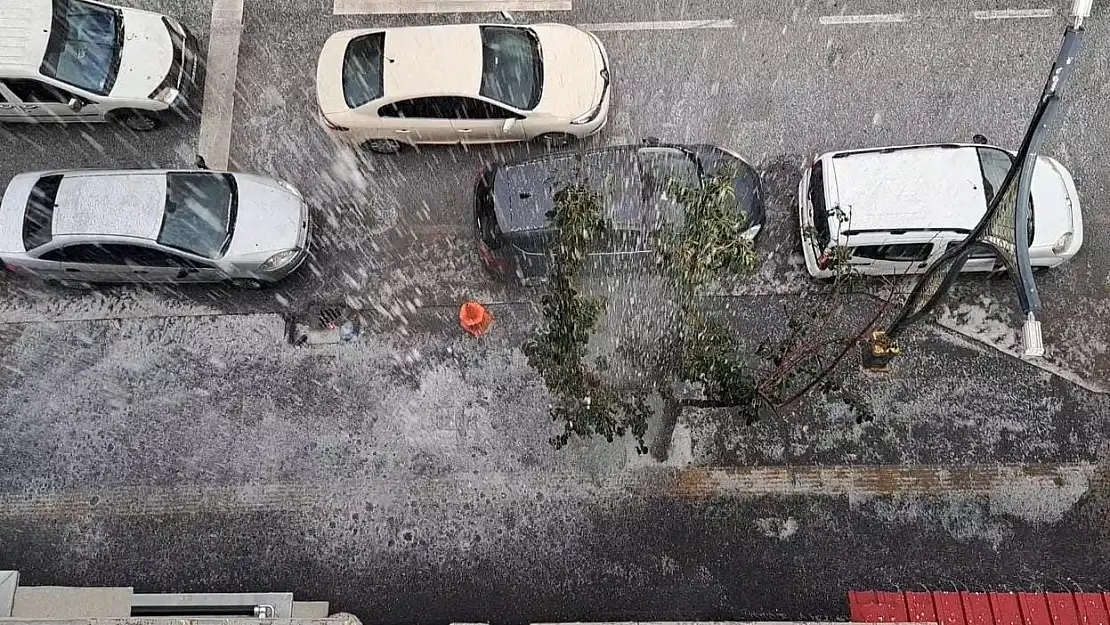 Bitlis'te dolu ve sağanak hayatı olumsuz etkiledi