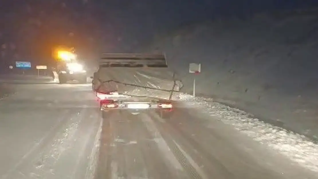 Palandöken Geçidinde Kar Yağışı Trafiği Aksattı