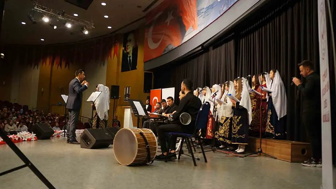 Erzurum'da devlet korumasındaki çocuklar önce konser verdi sonra sergi açtı