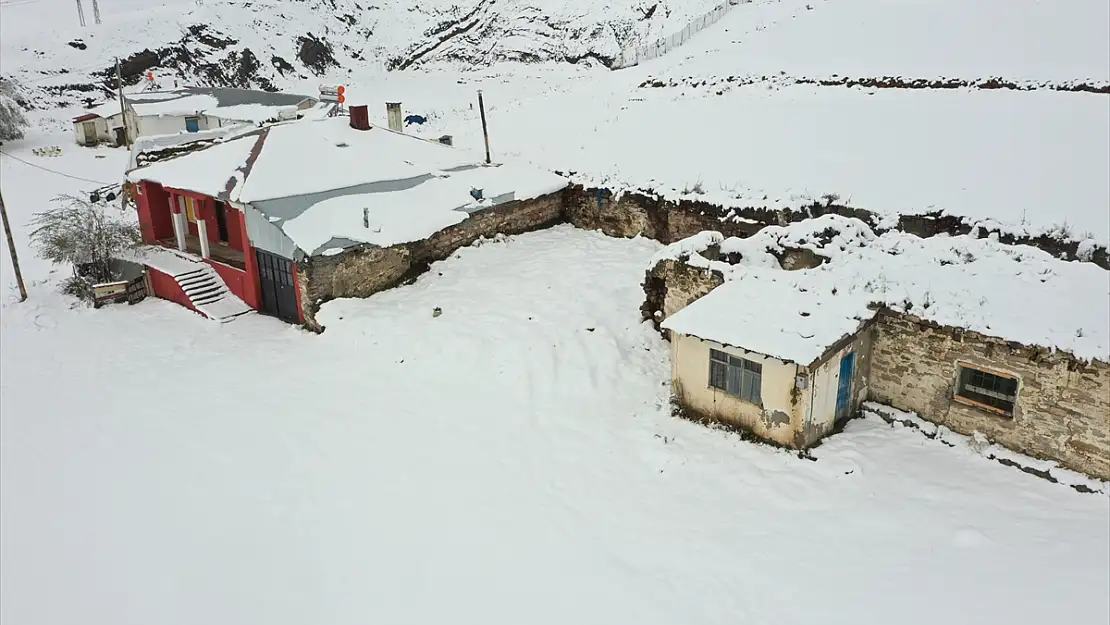 Kars'ta köyler karla kaplandı