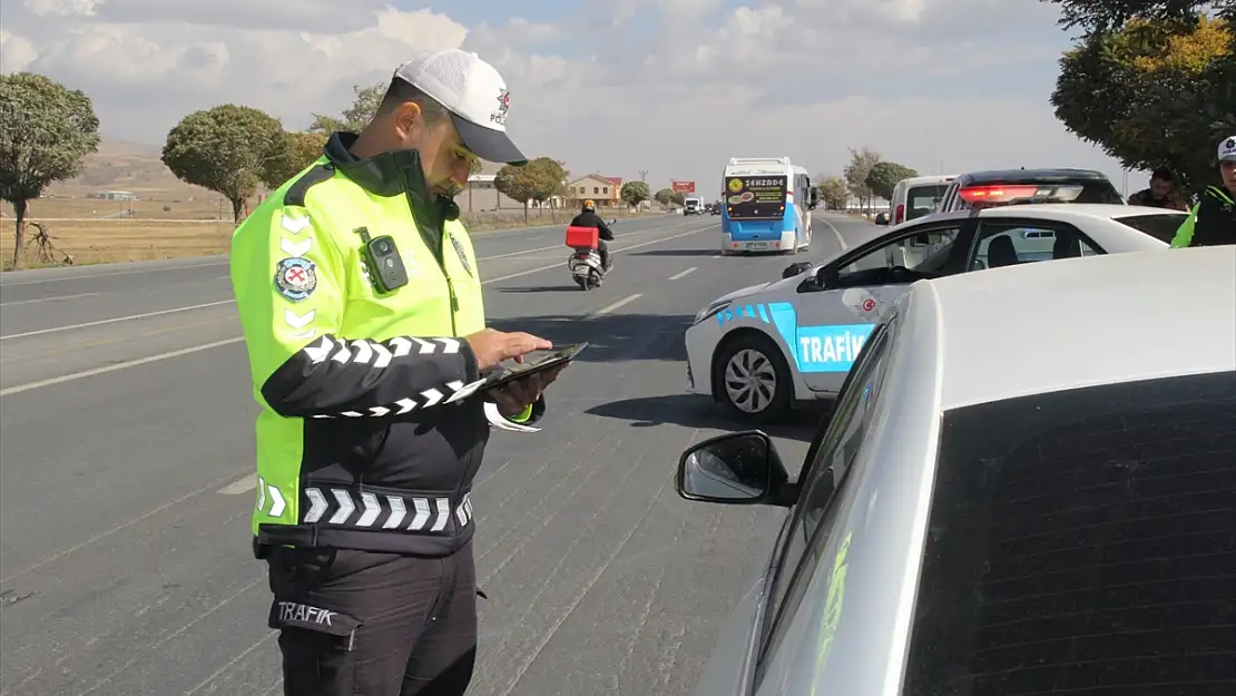 Bitlis'te sıkı trafik denetimi: Sürücülere ceza yağdı